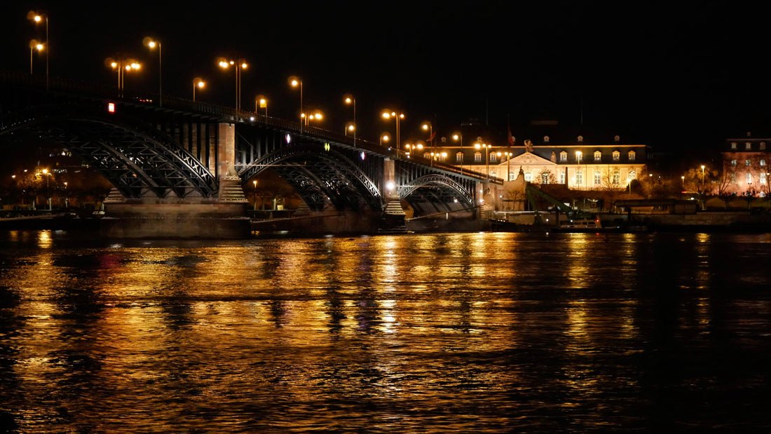 Die Theodor-Heuss-Brücke in Mainz in der Nacht. Eingetaucht in goldenes Licht der Straßenbeleuchtung.